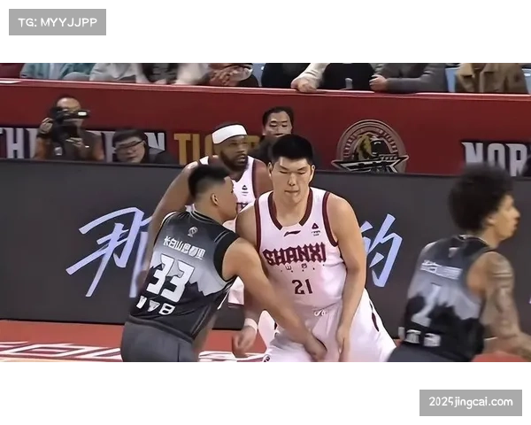 裁判中途叫停比赛，保护疑似脑震荡选手的现场决策瞬间